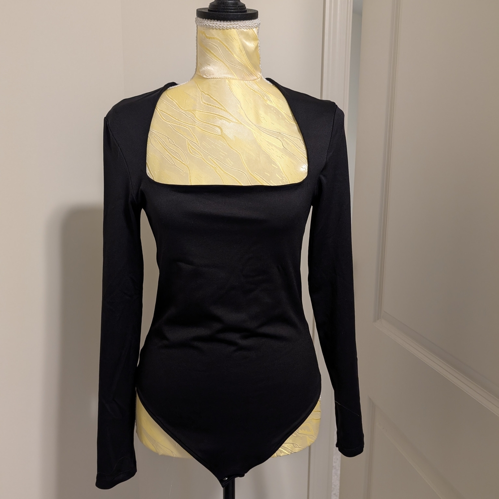ReoRia Double Lined Black Fitted Long Sleeve Bodysuit with Square Neckline